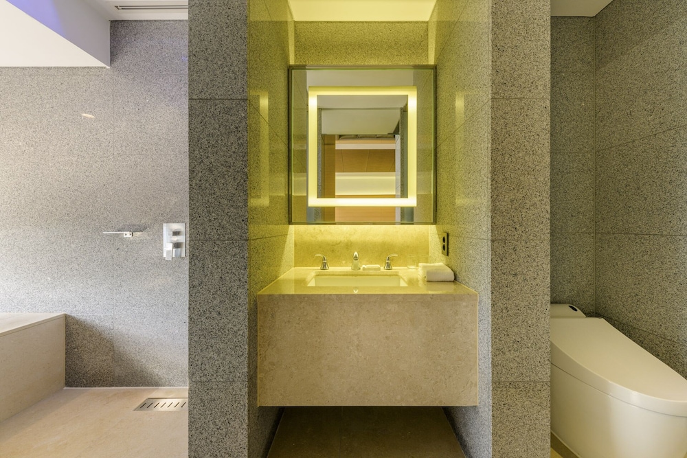 غرفة قياسية بسرير مزدوج وسرير فردي، Stanford Hotel and Resort Jeju 2/2