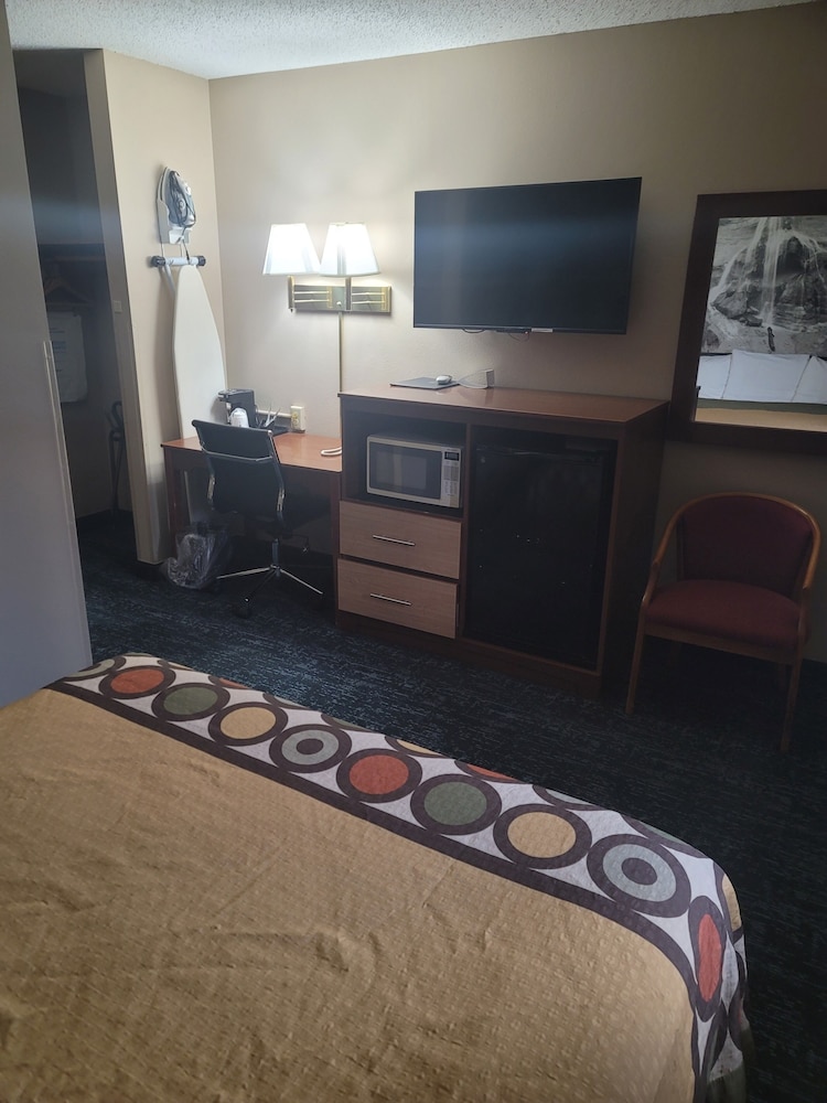 Super 8 by Wyndham Valentine NE 29/63
