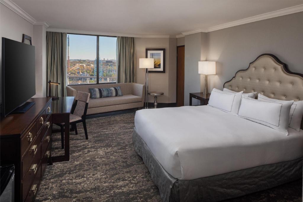 SUITE, KING BED, 2 BATHROOMS, PARLOR