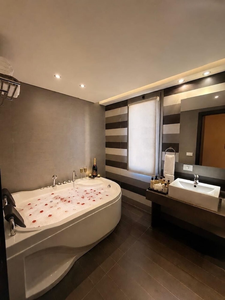 جناح بسرير كينج وسرير كوين بغرفتي نوم، Jounieh Suites Boutique Hotel Jounieh 10/10