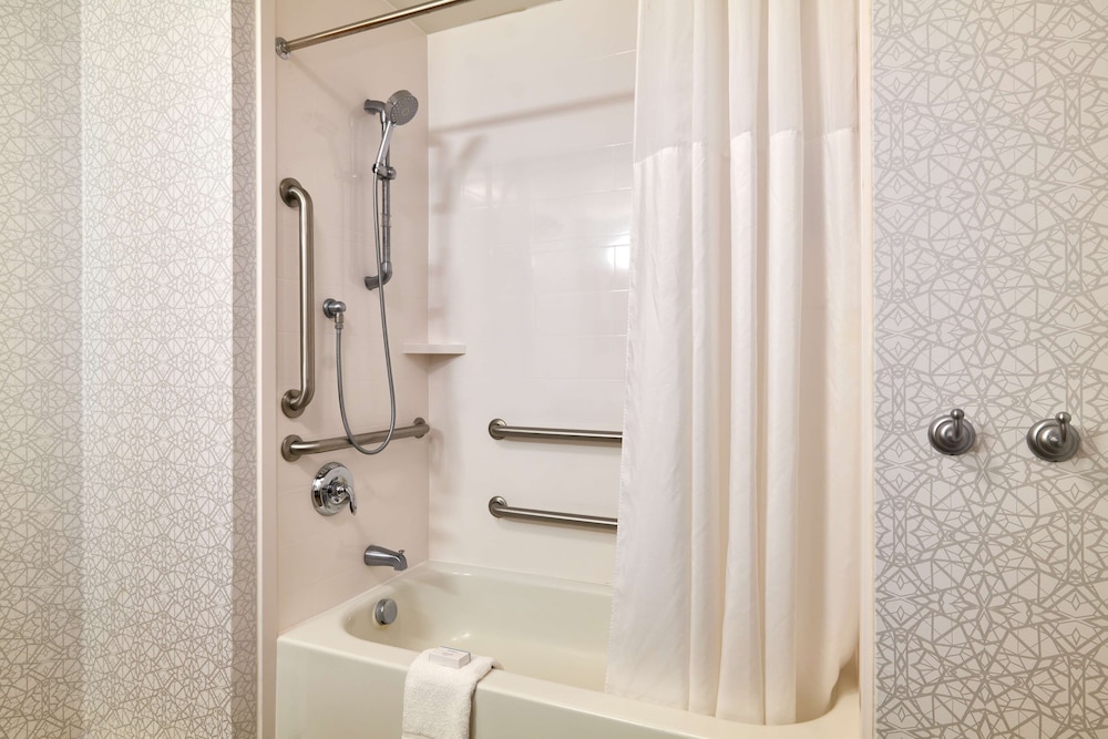 Hampton Inn and Suites Providence/Smithfield 15/40