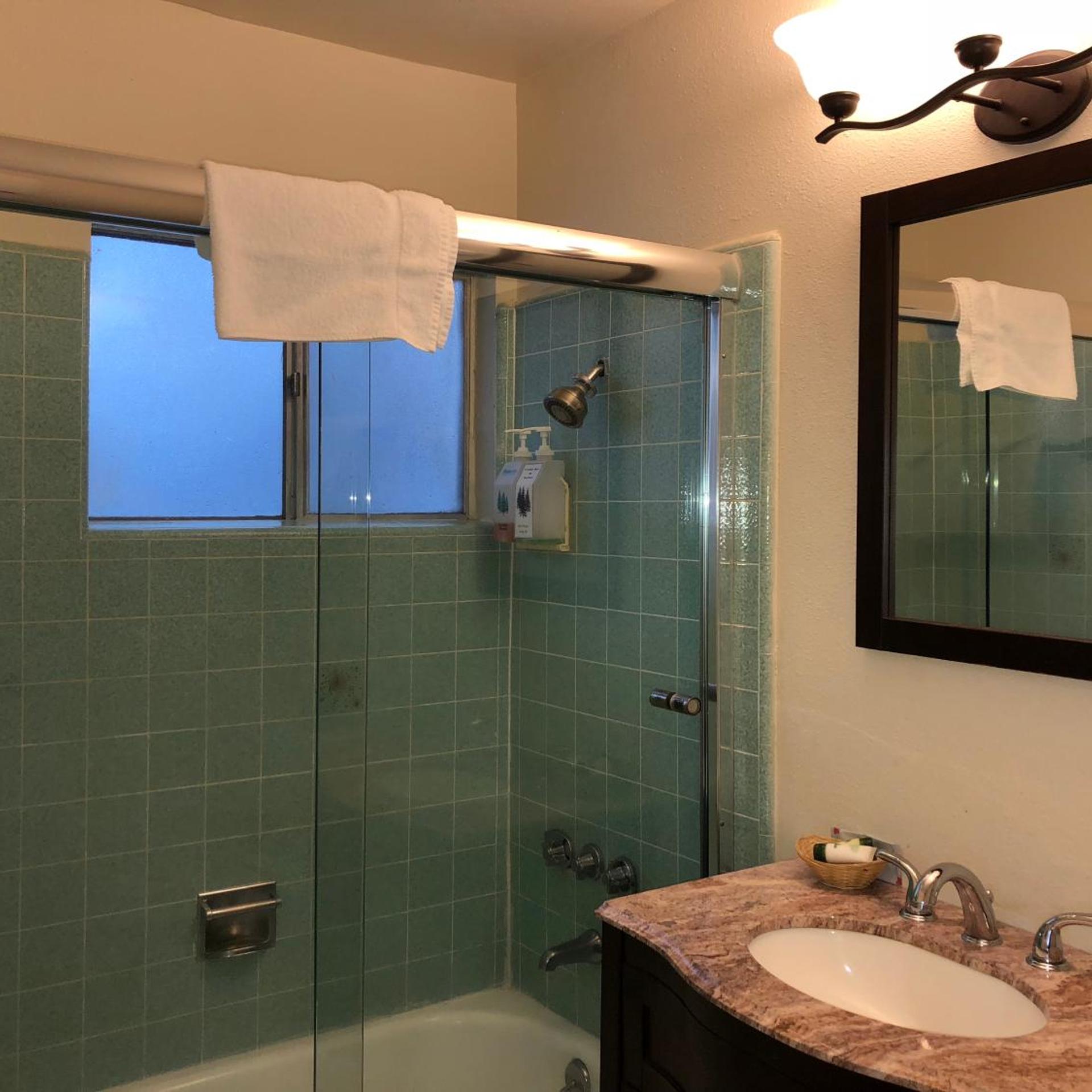 غرفة بسرير كينج، Cedar Inn & Suites 4/7