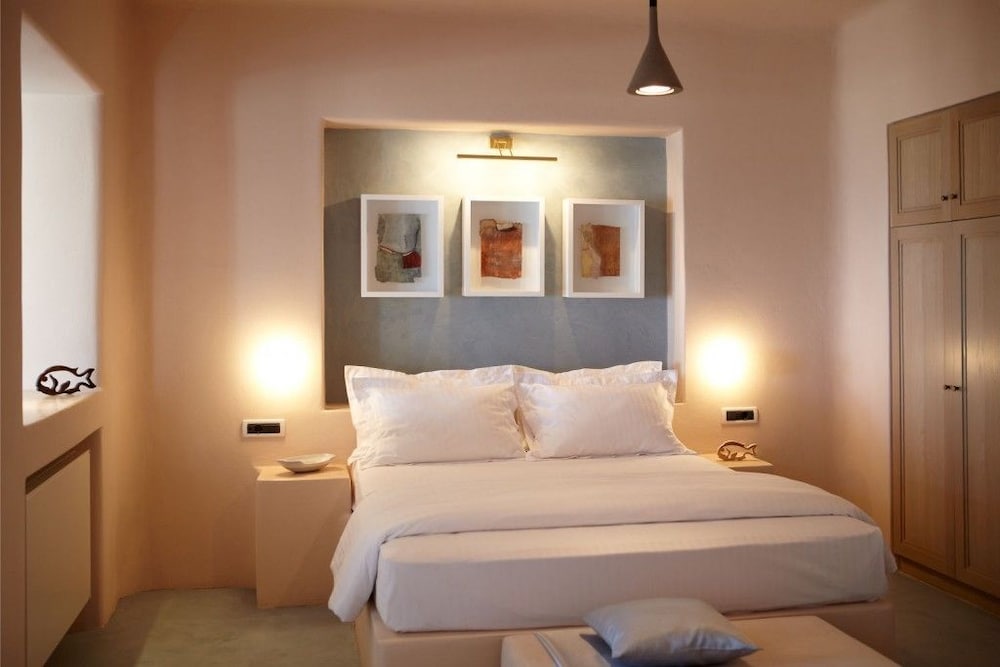 Voreina Gallery Suites 12/50