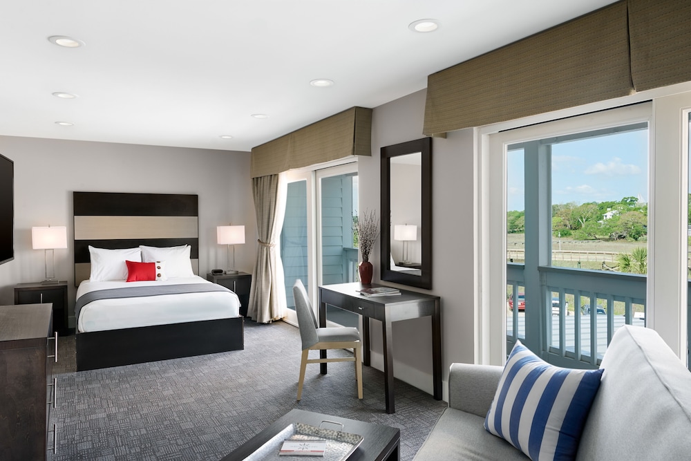 Shem Creek Inn 20/37