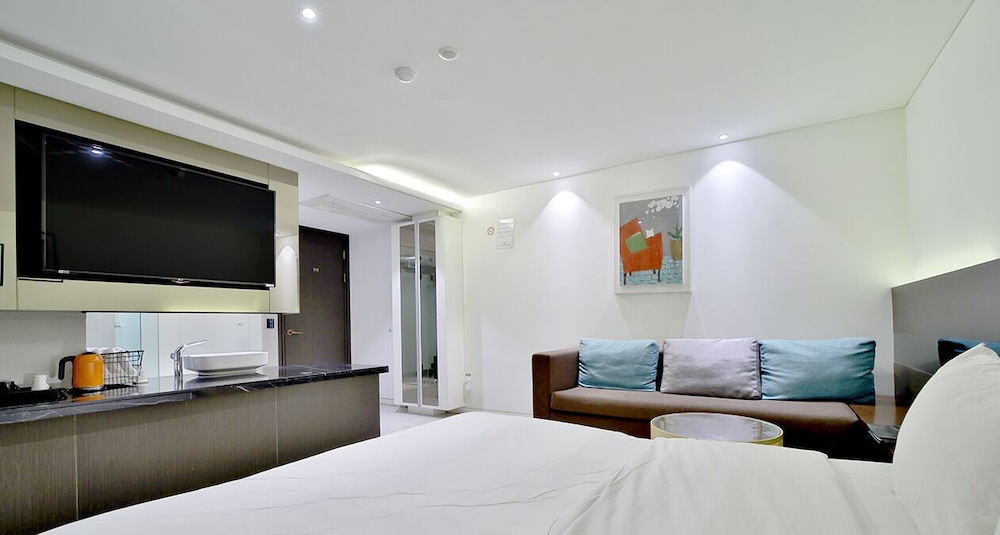 Golden Hotel 18/46