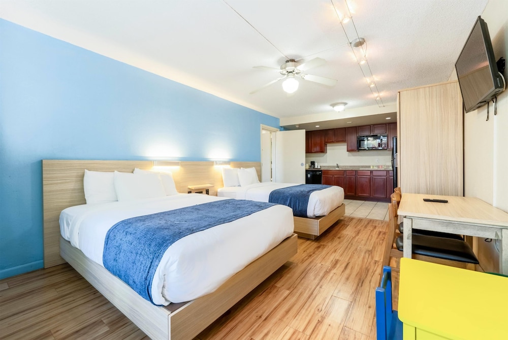 DELUXE, 2 QUEEN BEDS