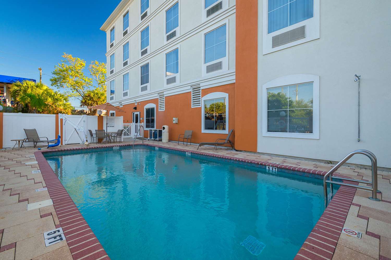 Comfort Inn & Suites Maingate South 5/19