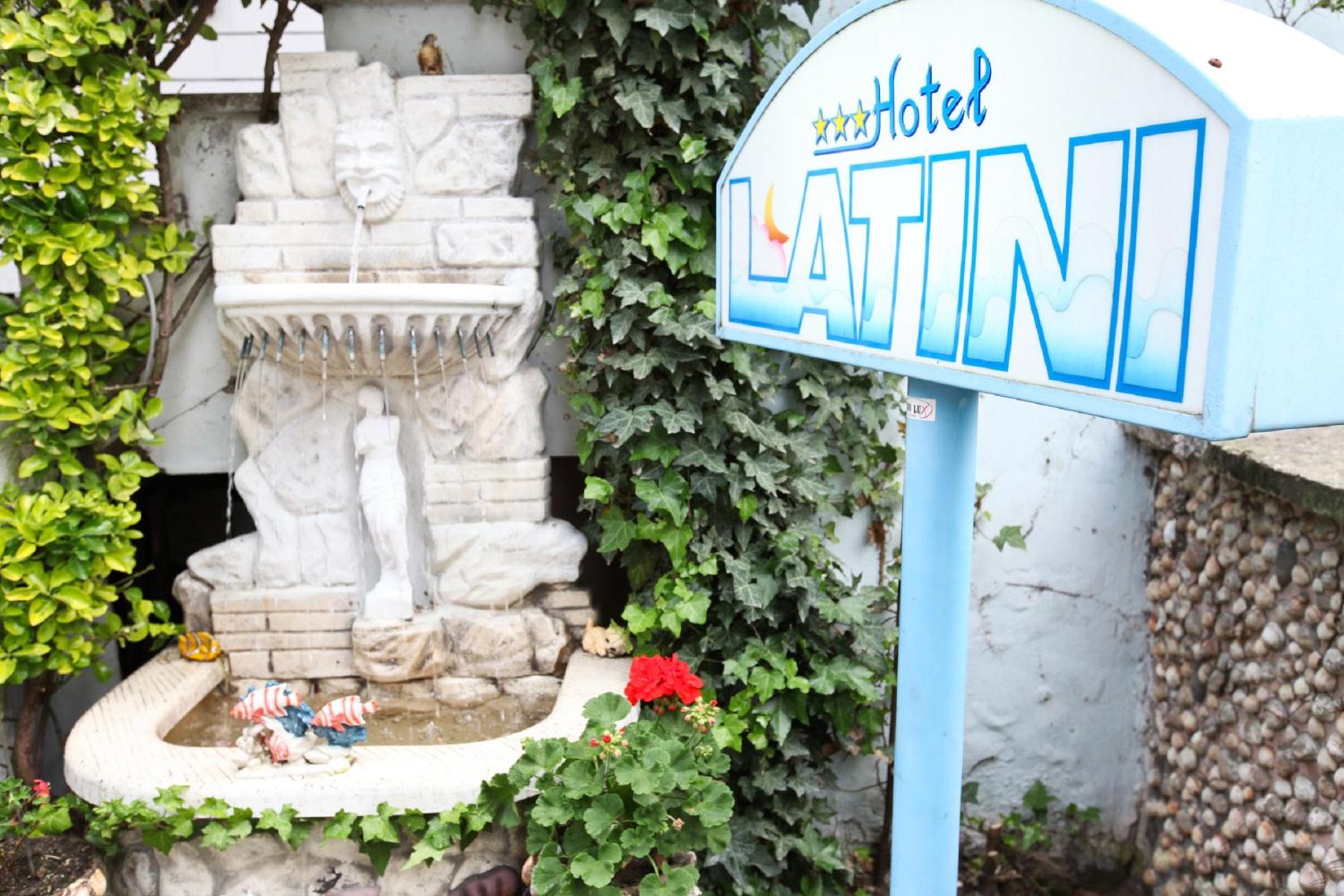 Hotel Latini 7/50