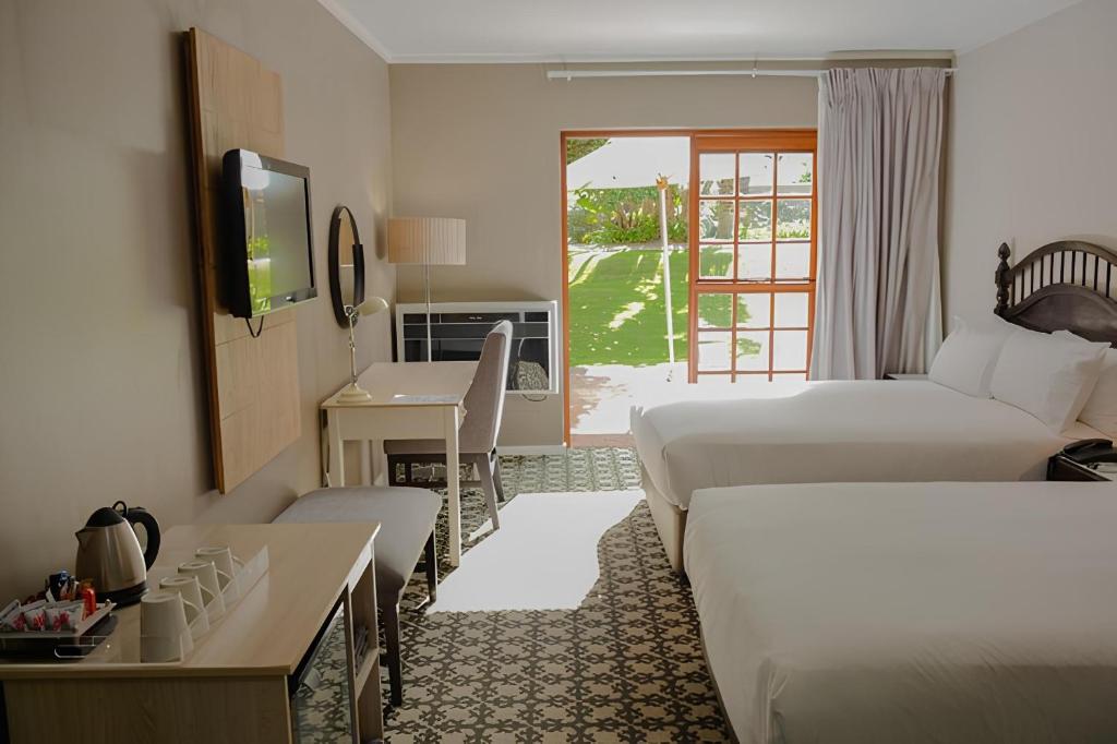 غرفة سوبيريور بسريرين مزدوجين بإطلالة على المسبح، Caledon Hotel Spa And Casino 2/2