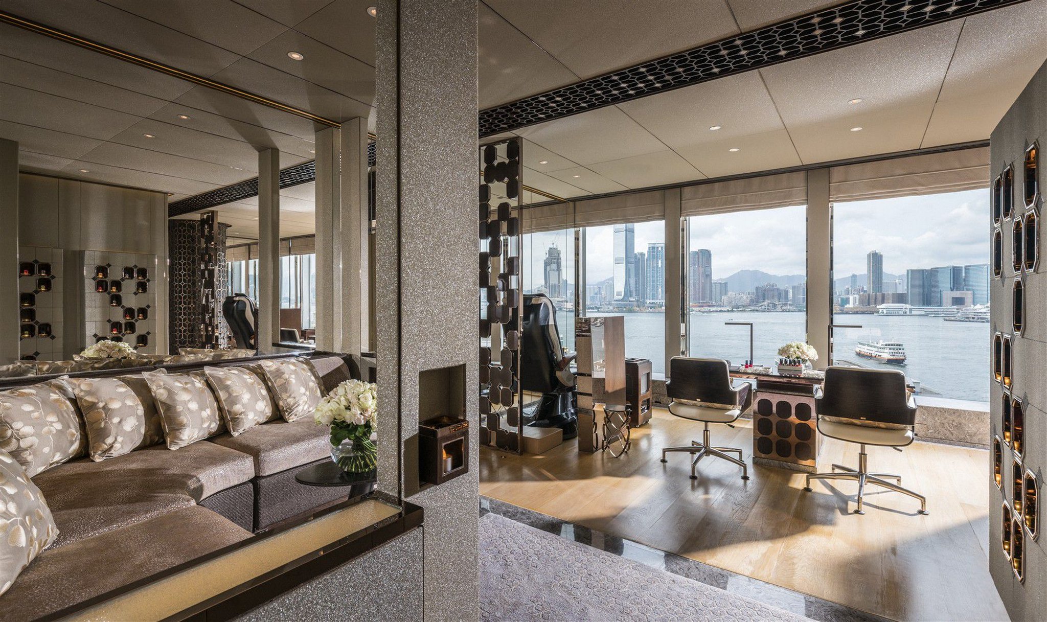 Four Seasons Hotel Hong Kong 55/76