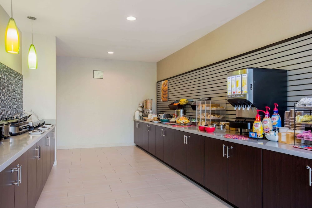 La Quinta Inn And Suites By Wyndham Mcallen Convention Center 42/56