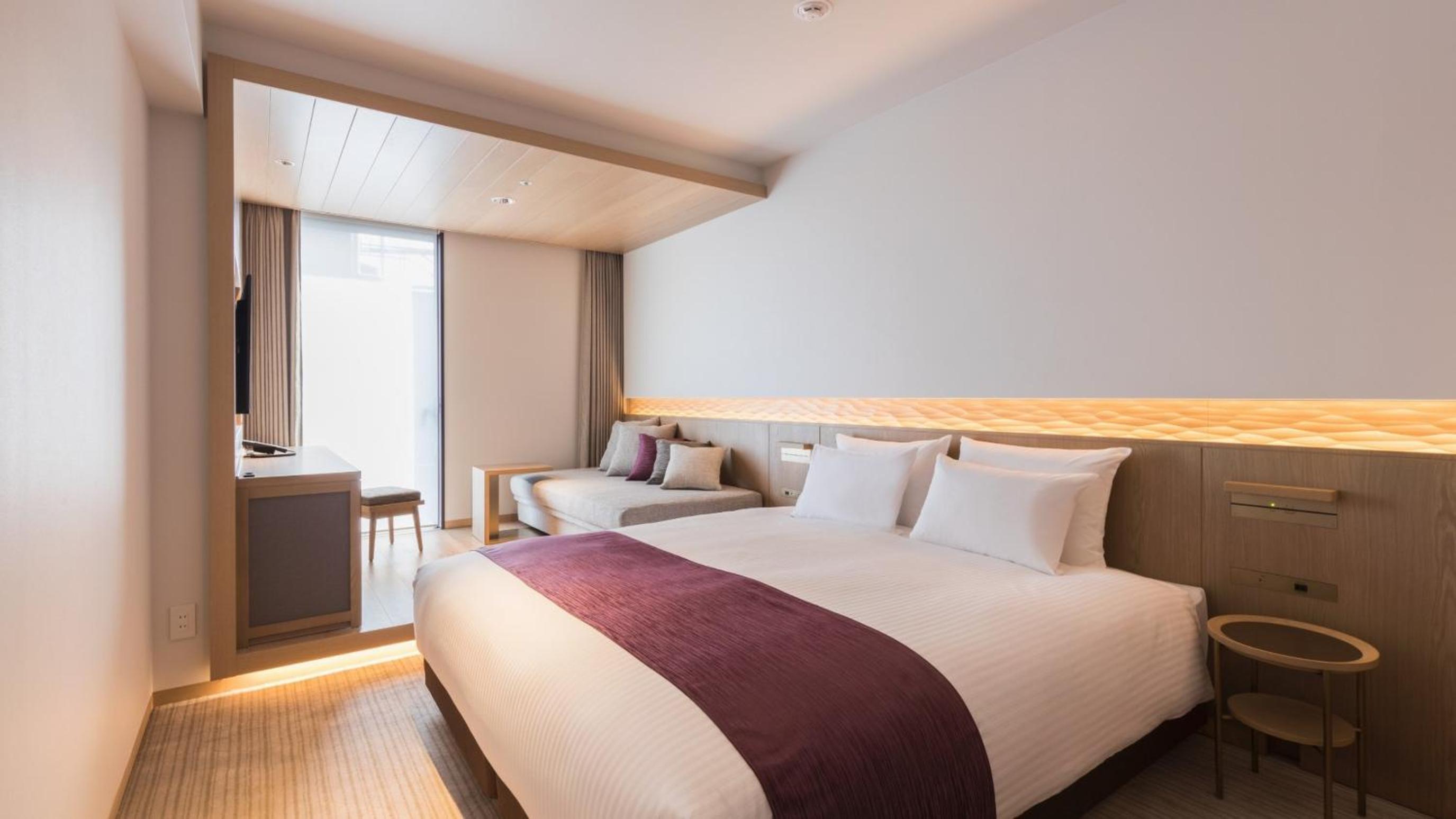Moderate, Queen Bed