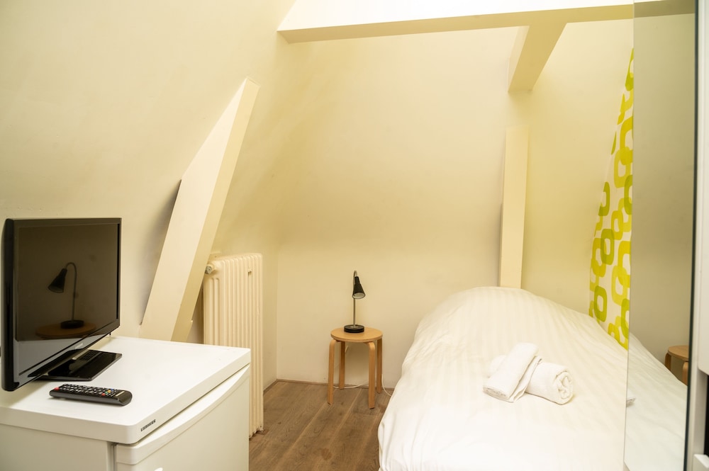 ROOM, SINGLE, SHARED BATHROOM