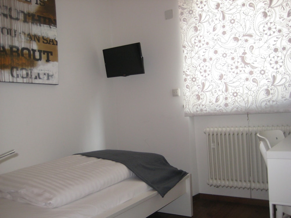 HOTEL S16 12/26