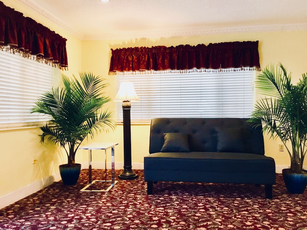 Days Inn by Wyndham Lake Village 25/43