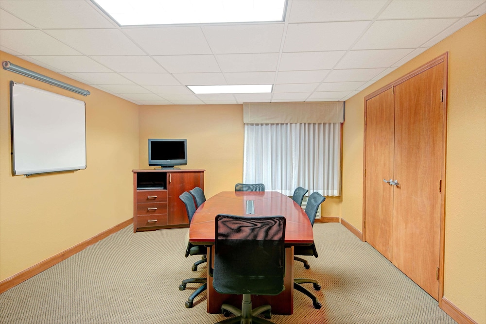 Days Inn & Suites By Wyndham Kansas City South 32/43
