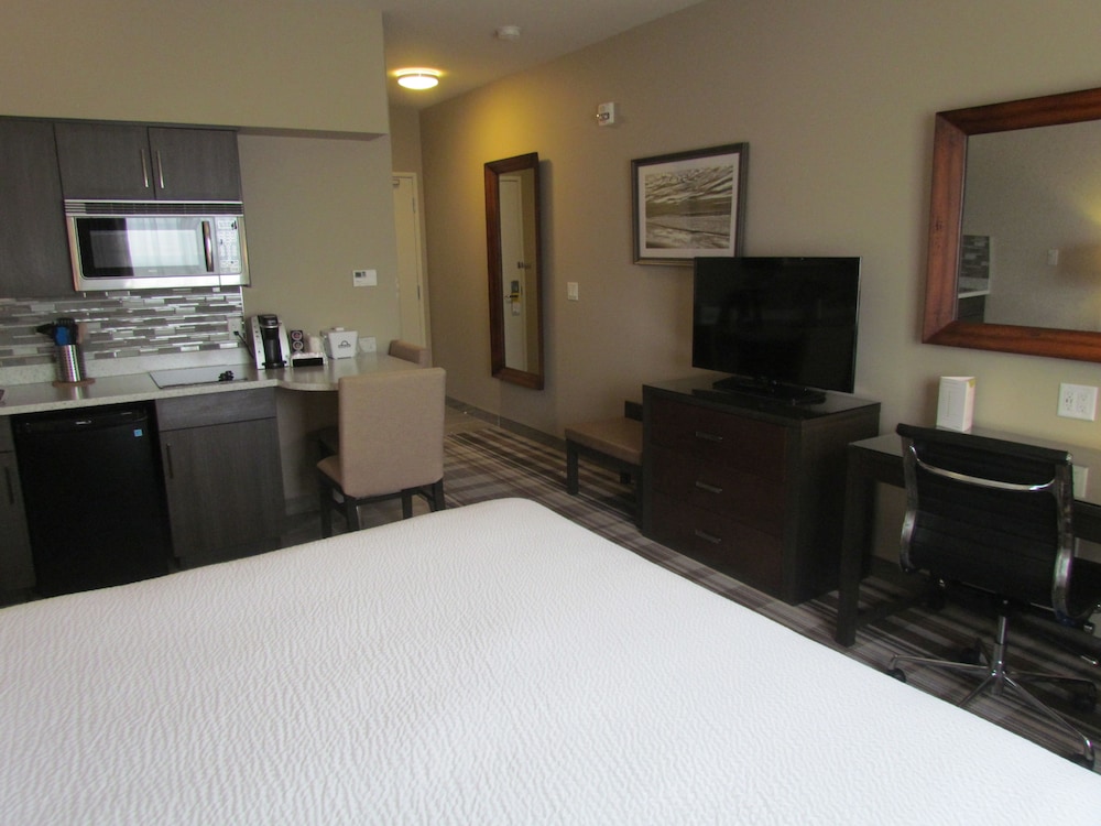 Fairfield Inn & Suites by Marriott Airdrie 25/54