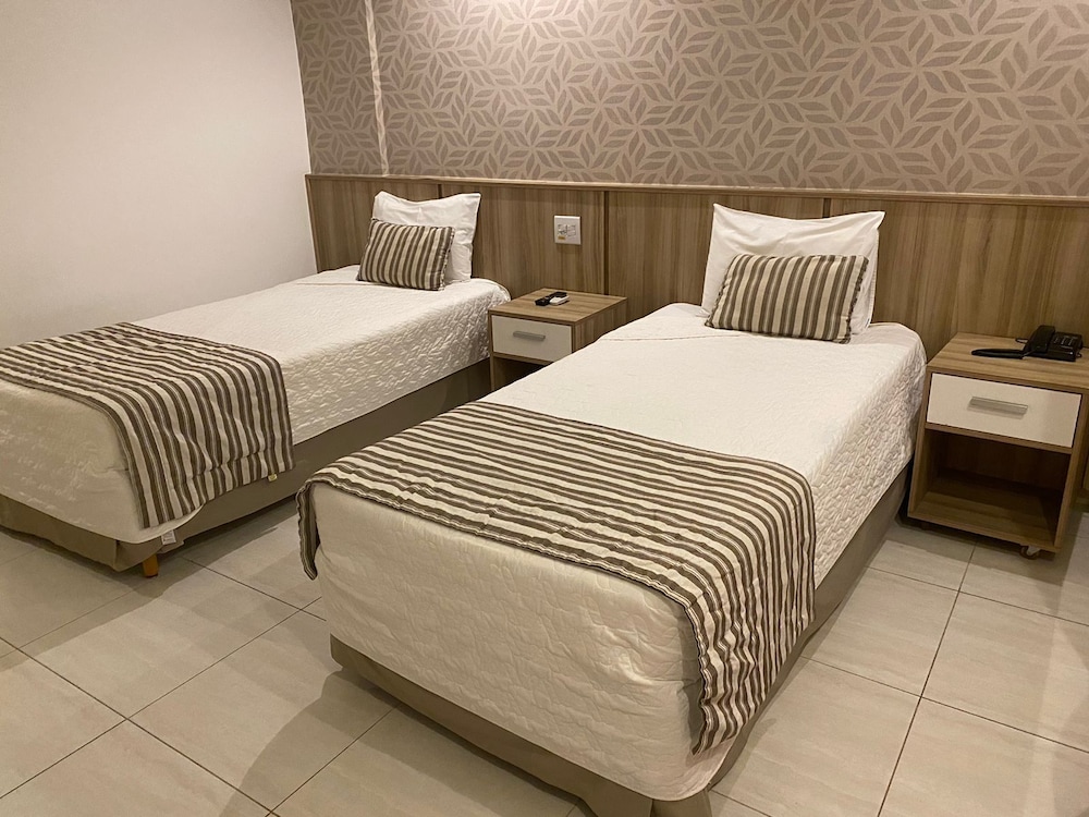 غرفة قياسية بسريرين منفصلين
