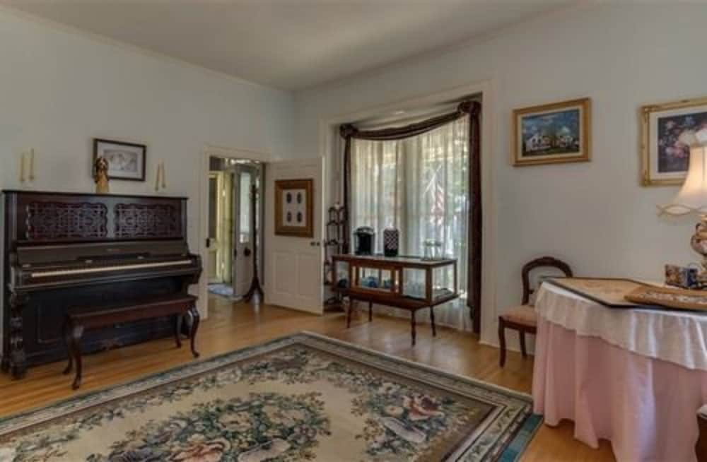 Carrier Houses Bed and Breakfast 33/60