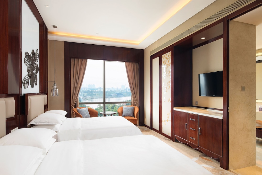 Deluxe, Twin Beds, Lake View