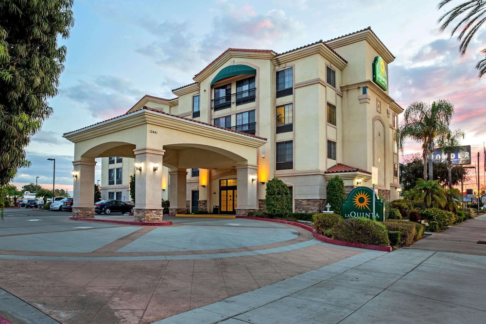 La Quinta Inn & Suites By Wyndham NE Long Beach/Cypress 46/51