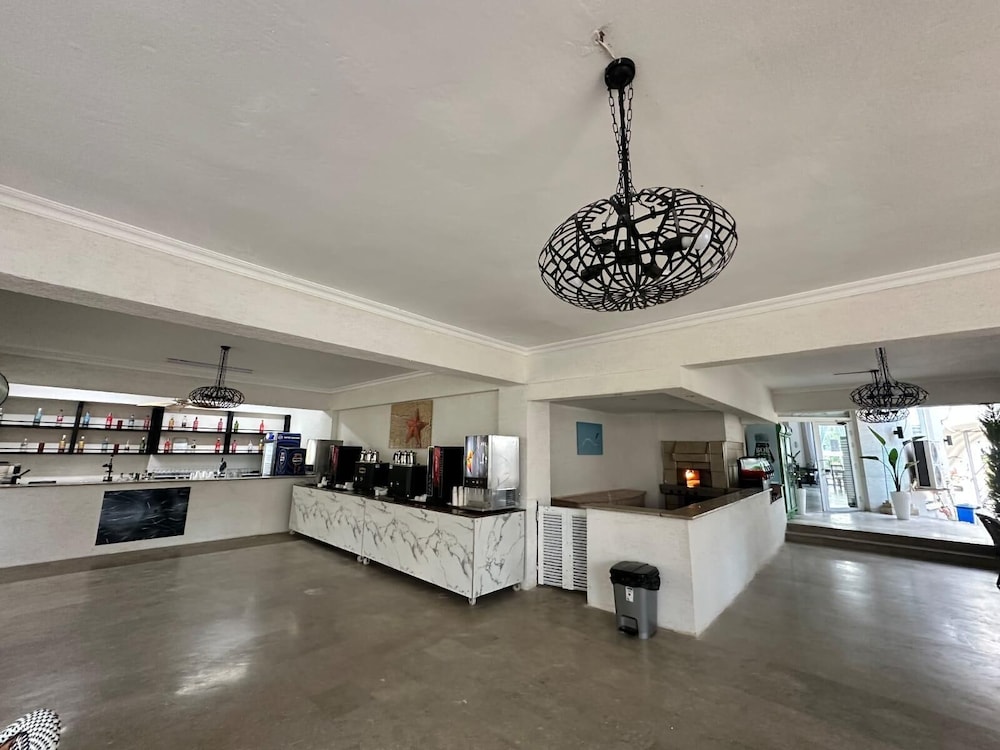 Larissa Inn 11/50