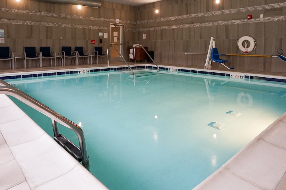 Holiday Inn Express Suites Denver Aurora Medical Campus 38/62