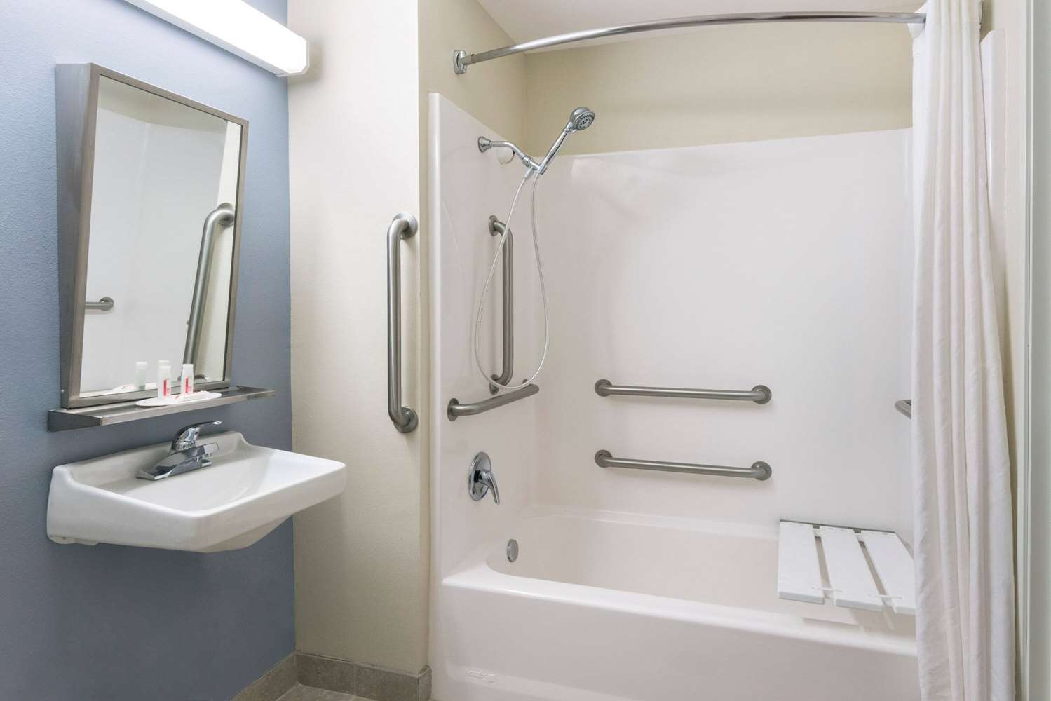 Microtel Inn And Suites Baton Rouge Airport 25/27