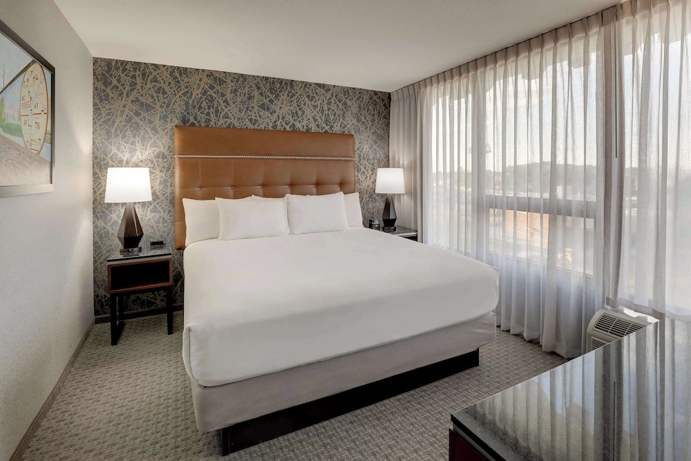 2 Rooms, Suite, King Bed, Sofa, High Floor