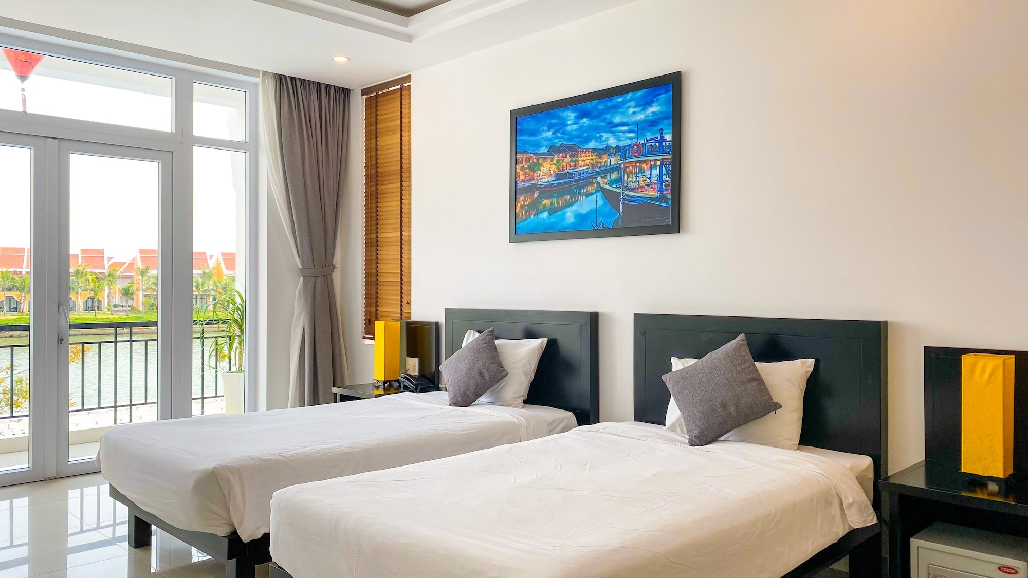 DELUXE, TWIN BEDS, RIVER VIEW, BALCONY
