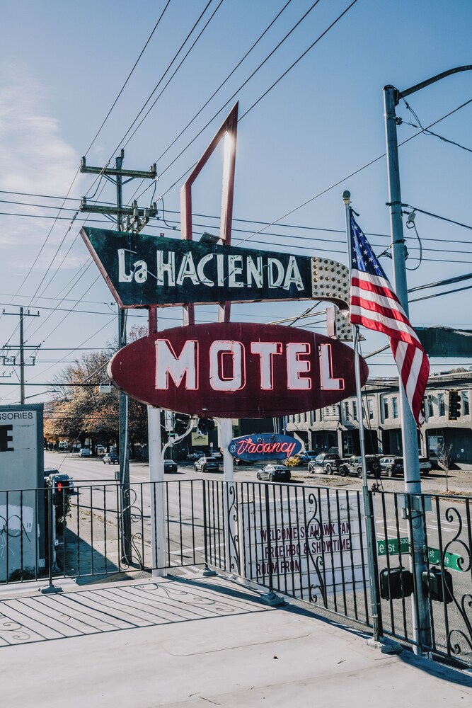 La Hacienda Motel 51/65