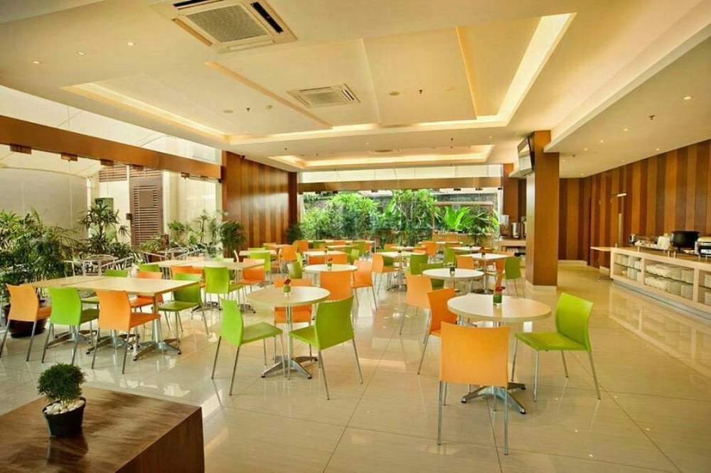 V HOTEL JAKARTA 34/45