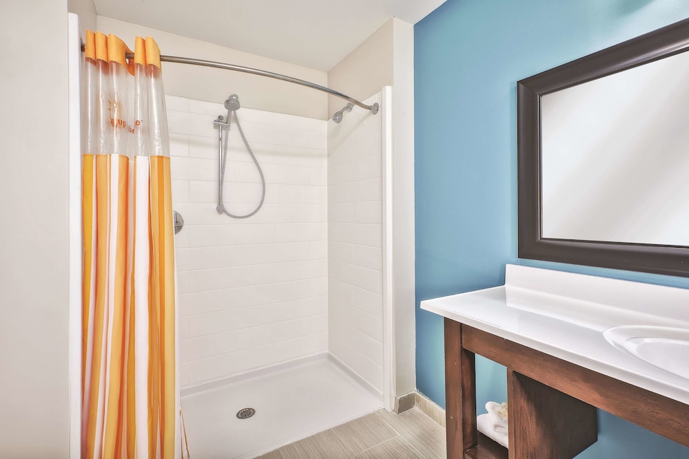 La Quinta Inn And Suites By Wyndham Niagara Falls 6/27