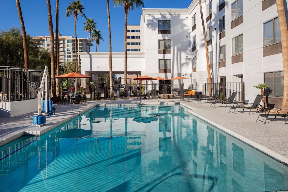 Hampton Inn Phoenix Biltmore 24/43