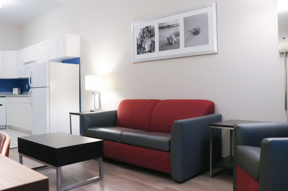 Days Inn Suites By Wyndham Fort Myers Near Jetblue Park 29/43