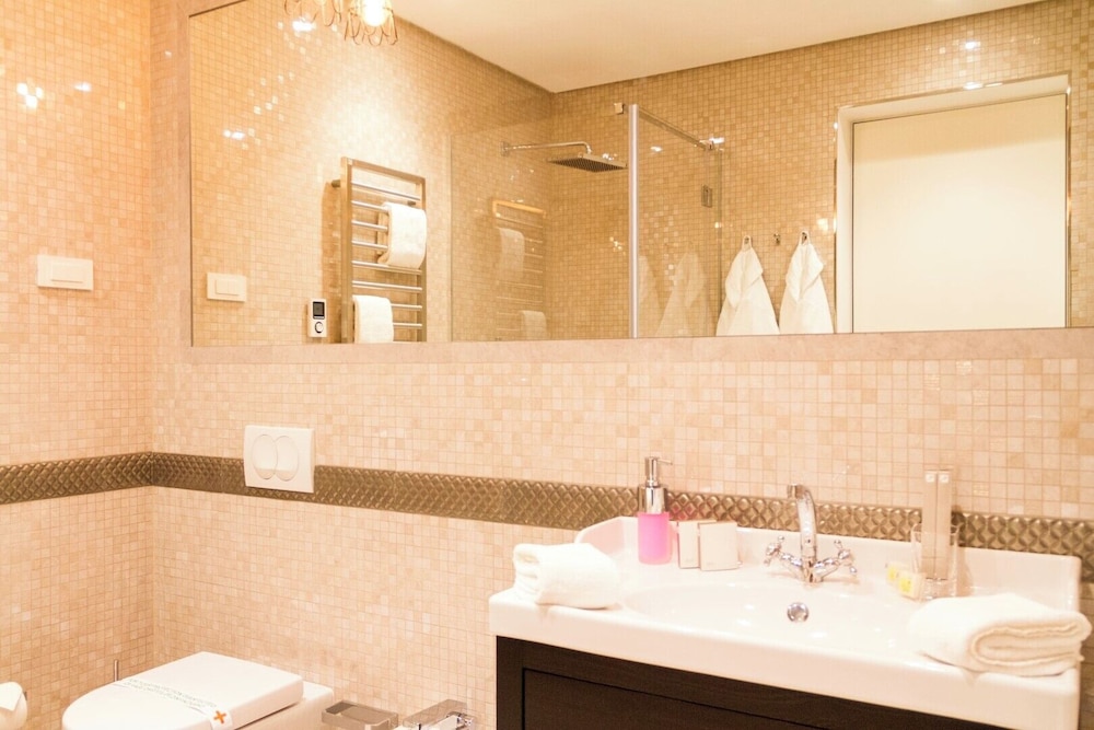 شقة ديلوكس بسرير كينج وسرير فردي بإطلالة على البحر بغرفة نوم واحدة، Dukley Hotel Resort 3/7