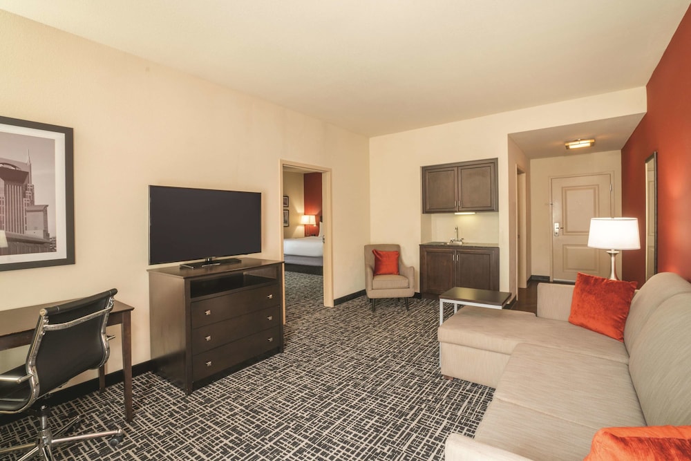 La Quinta Inn Suites Smyrna 29/45