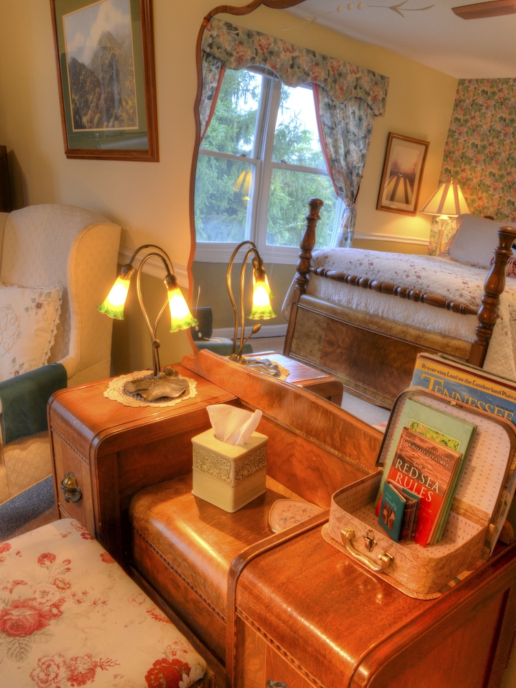 Blue Mountain Mist Country Inn 39/63