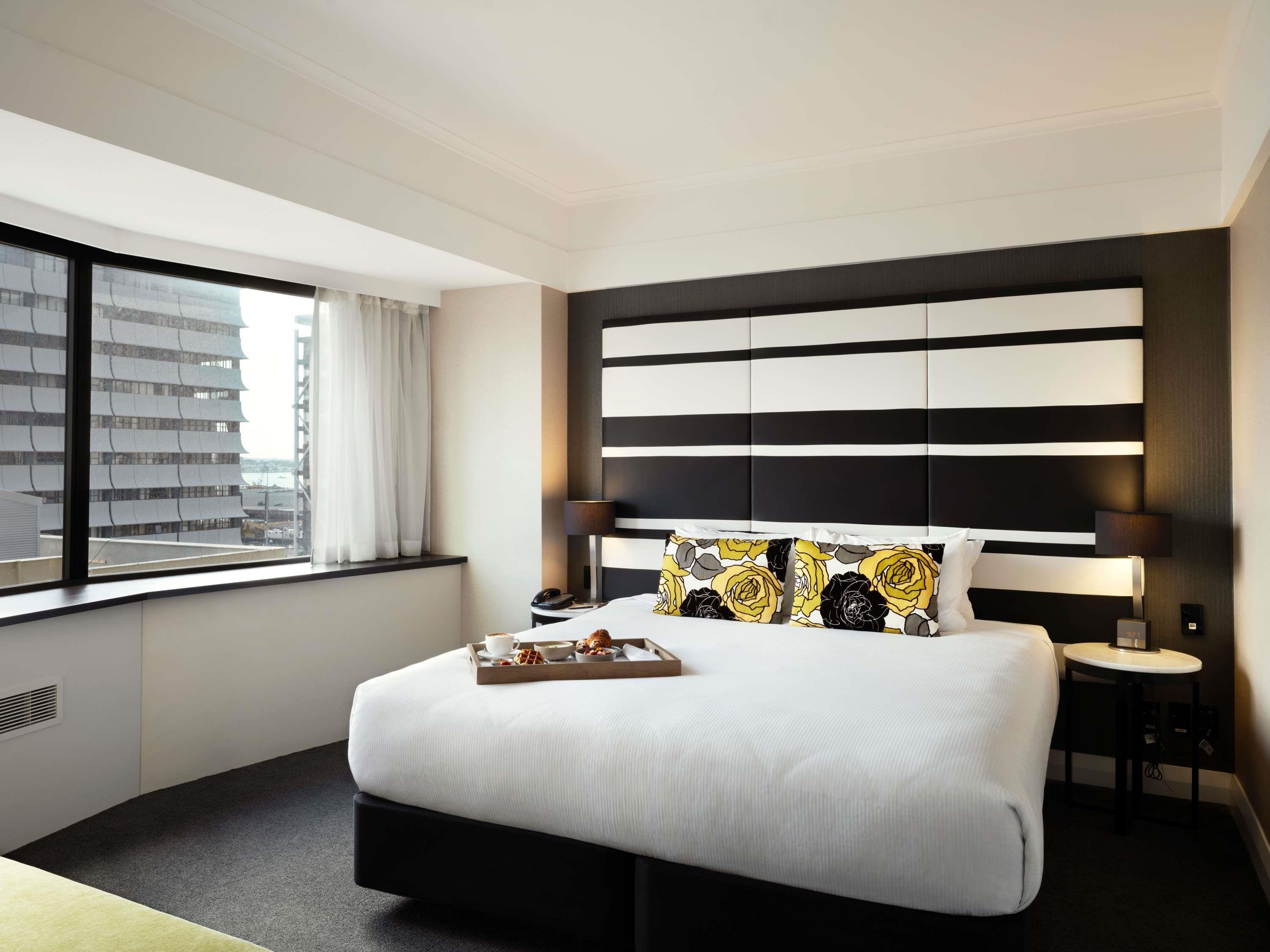 Superior, Queen Bed, City Side, Movenpick Hotel Auckland 2/2