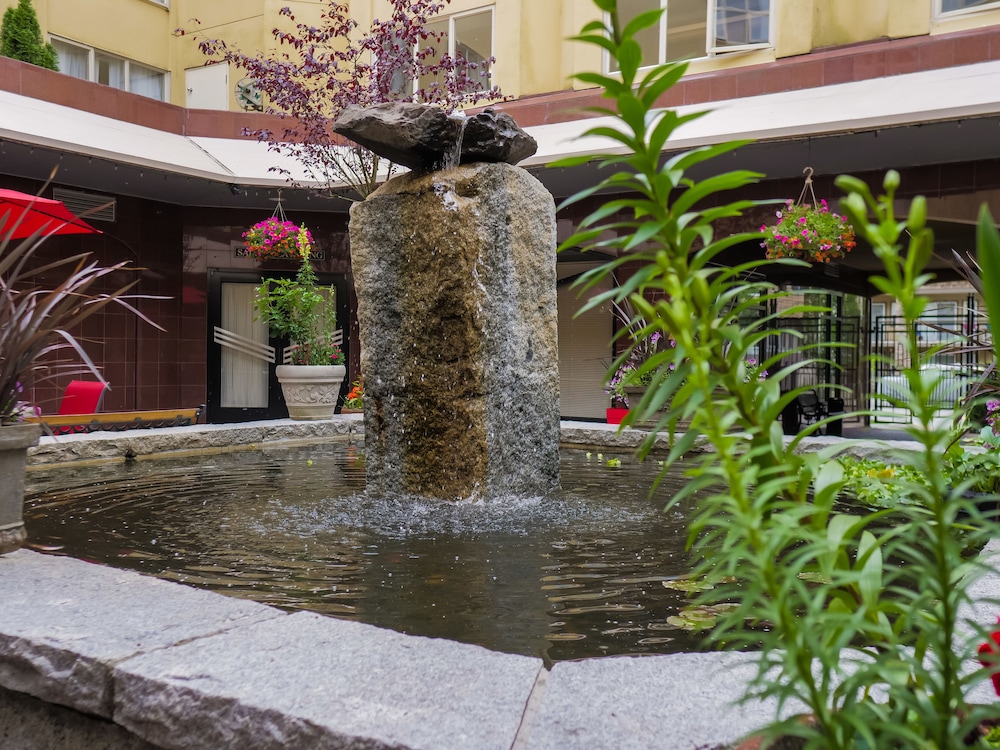 Harrison Lake Hotel 46/50