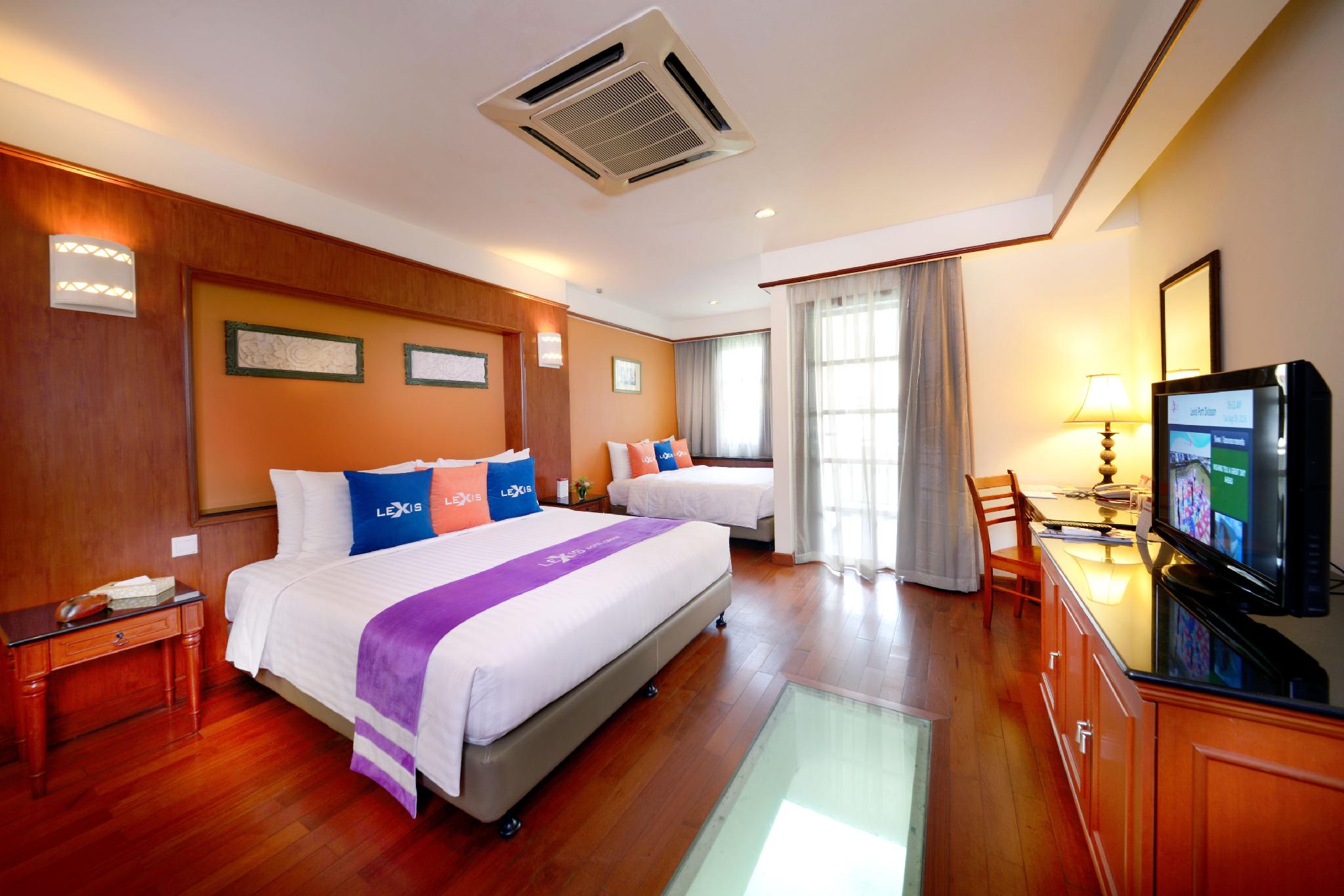 Water, Deluxe, Chalet, King Bed, Sofa