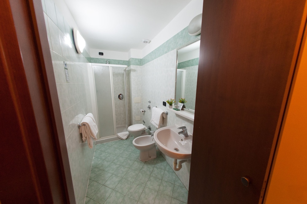 The Best Hotel 33/33