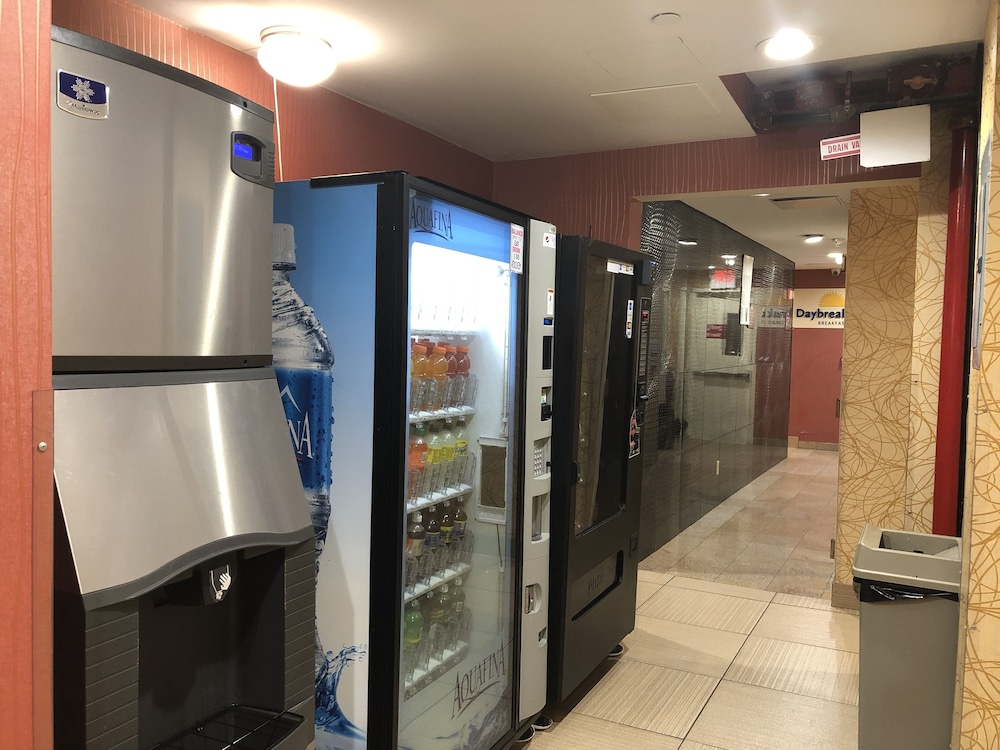 Days Inn by Wyndham Brooklyn 24/40