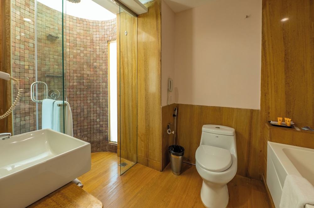 Courtyard, King Bed, Bathtub, O Hotel Goa, Candolim Beach 3/5