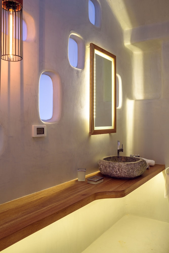 Allure Breeze Suites 44/79