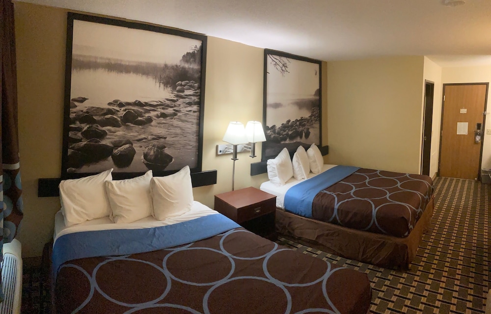 Super 8 by Wyndham Chisago City 6/20