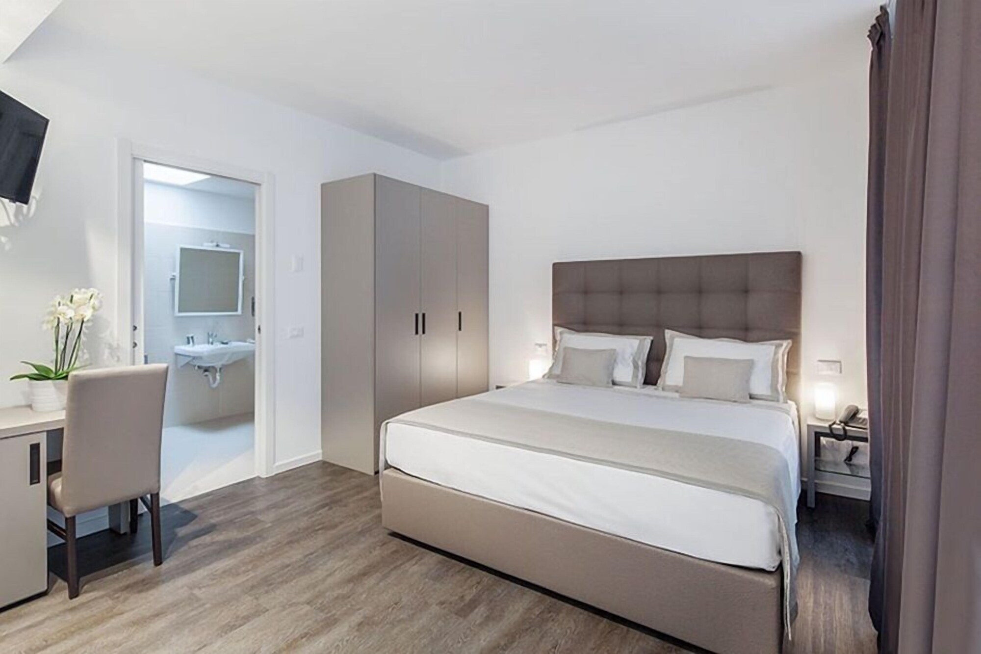 2 BEDROOMS, APARTMENT, KITCHENETTE