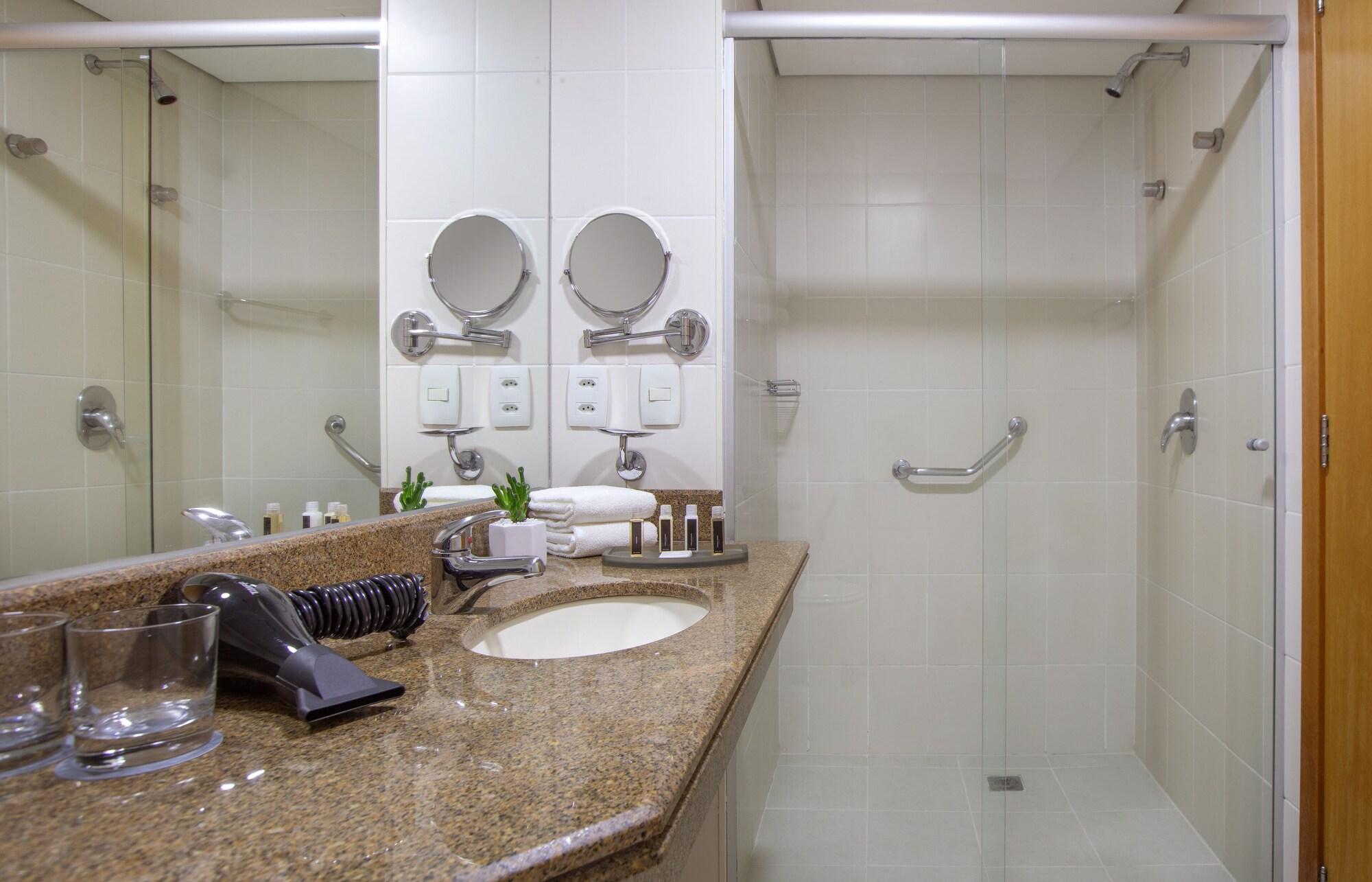 Premium, King Bed, Queen Bed, Tower View, Sofa، Brasil 21 Convention Affiliated by Melia 9/9