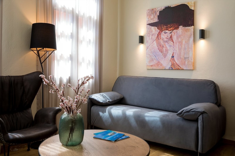 Contessa Boutique Hotel 49/65