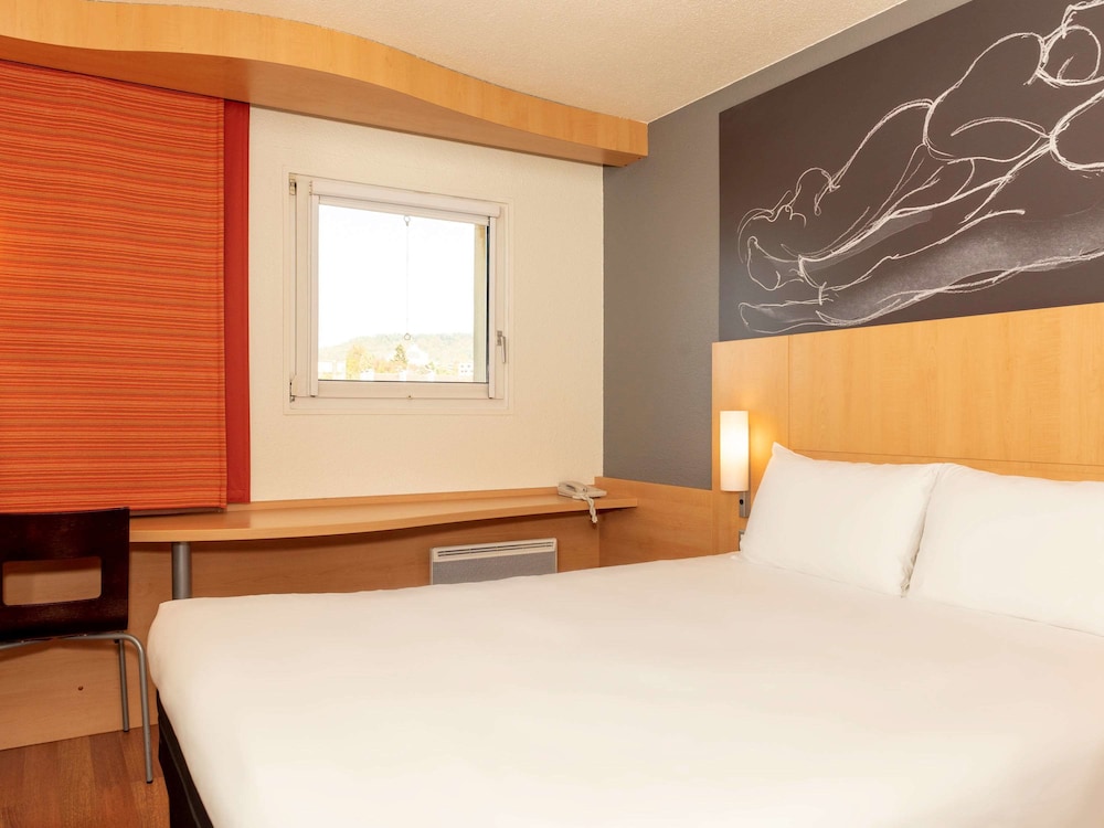 Standard, 1 Double and 1 Single Bed, Ibis Saint Die Des Vosges 3/5